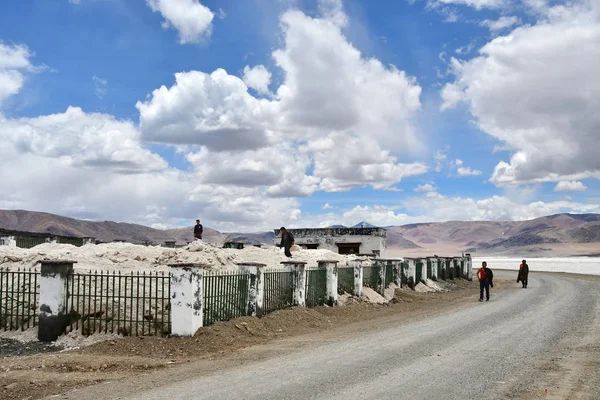 Tibet Čína Června 2018 People Dolování Soli Jezera Chabyer Létě — Stock fotografie