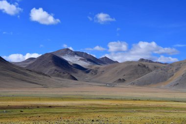 Çin, Tibet Dağları güneşli günde yaz aylarında göl Mershung giderken yapısını