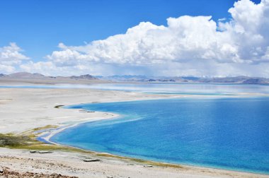 Çin. Büyük Göller Tibet. Güneşli yaz havalarda Teri Tashi Namtso Gölü