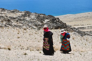 Tibet, Çin, Haziran, 09, 2018. Geleneksel Tibet giysili iki kadın parikramaya çevresinde göl Tere Tashi Namtso Tibet, Çin'de olun.