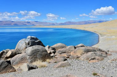 Çin. Büyük Göller Tibet. Göl Teri Tashi Namtso Haziran ayında deposunun büyük taşlar