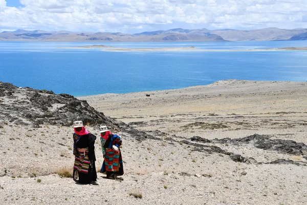 Tibet Cina Giugno 2018 Due Donne Abiti Tradizionali Tibetani Fanno — Foto Stock