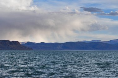 Çin. Büyük Göller Tibet. Göl Teri Tashi Namtso güneşli yaz havalarda üzerinde yağmur