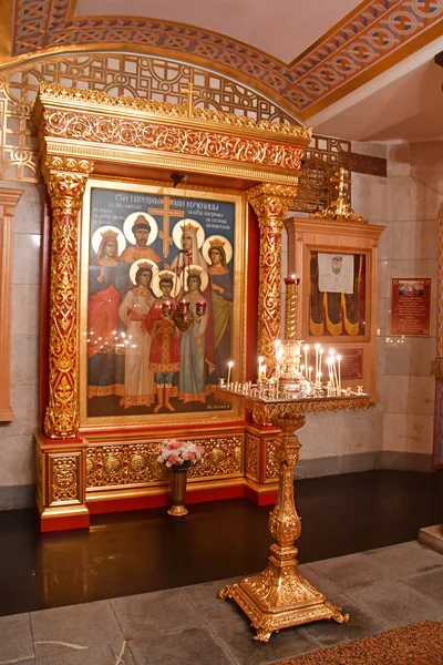 叶卡捷琳堡 俄罗斯 2018年11月25日 在叶卡捷琳堡 以俄罗斯土地 Shone 的名字 与皇族成员在 血的大教堂 中的王室成员在一起 — 图库照片