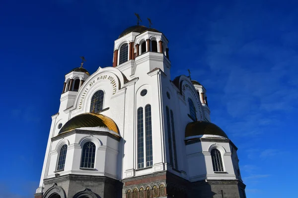 名誉のすべての聖人に輝くロシア皇帝ニコライ 世と彼の家族の実行地 血の上の教会 エカテリンブルク ロシア — ストック写真