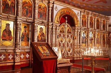 Yekaterinburg, Rusya, 25 Kasım 2018: Kilise onur, tüm azizler şaşaalı Rusya kara yerde yürütme imparator II ve ailesinin kanında. Kraliyet kapı ve İkonostasisin