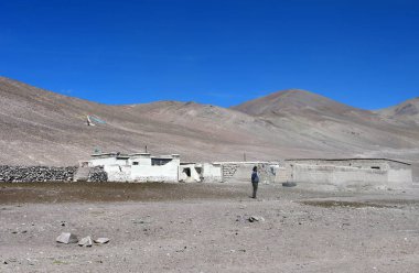Çin, Tibet. Yaz aylarında açık havada Gölü Mershung giderken Transhimalayan içinde küçük bir köy