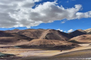 Çin, Tibet. Çin, Tibet. Yaz aylarında göl Mershung (Merchong) giden yolda dağ manzarası