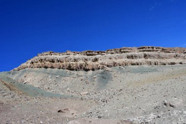 Çin, Tibet. Çin, Tibet. Dağ manzarası yaz aylarında göl Mershung (Merchong) giden yolda gün temizleyin