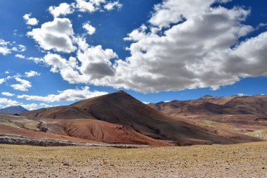 Çin, Tibet. Çin, Tibet. Yaz aylarında göl Mershung (Merchong) giden yolda dağ manzarası