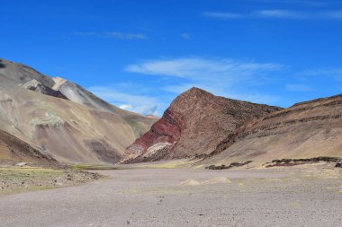  Yaz aylarında göl Mershung giderken Tibet Dağları hava temizleyin. Üzüntü üzerinde yüz efsanevi varlıklar okuyun