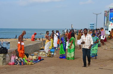 Cape Comorin (Kanyakumari), Hindistan, Batı Bengal (Tamil Nadu), Mart, 15, 2019. İnsanlar küçük sokak ticaret yerine