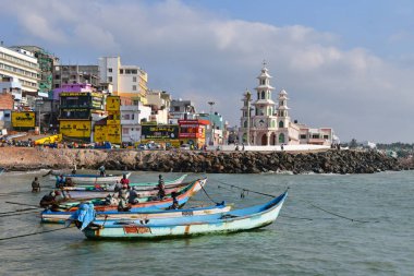 Cape Comorin (Kanyakumari), Hindistan, Batı Bengal (Tamil Nadu), Mart, 15, 2019. Fisherfolk plaj ve Aziz Arockia Nathar Kilisesi iyon cape Comorin (Kanyakumari), Hindistan, Tamil Nadu balıkçılık deniz araçları üzerinde