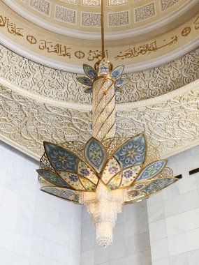 Abu Dhabi, Birleşik Arap Emirlikleri - Mart, 19, 2019: Güzel avize Şeyh Zayed Camii içinde bir çiçek şeklinde 