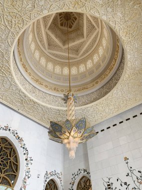 Abu Dhabi, Birleşik Arap Emirlikleri - Mart, 19, 2019: Güzel avize Şeyh Zayed Camii içinde bir çiçek şeklinde 