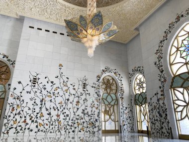 Abu Dhabi, Birleşik Arap Emirlikleri - Mart, 19, 2019: Güzel avize Şeyh Zayed Camii içinde bir çiçek şeklinde 