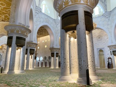 Abu Dhabi, Birleşik Arap Emirlikleri - Mart, 19, 2019: Güzel Sheikh Zayed Camii içinde dünyada altı en büyük camilerinden, cami resmi olarak 2007 yılında açıldı
