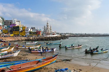 Cape Comorin (Kanyakumari), Hindistan, Batı Bengal (Tamil Nadu), Mart, 15, 2019. Fisherfolk plaj ve Aziz Arockia Nathar Kilisesi iyon cape Comorin (Kanyakumari), Hindistan, Tamil Nadu balıkçılık deniz araçları üzerinde
