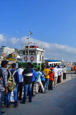 Cape Comorin (Kanyakumari), Hindistan, Batı Bengal (Tamil Nadu), Mart, 15, 2019. İnsanlar line feribot için stand. Hindistan. Cape Comorin (Kanyakumari) üzerinde küçük bir kasaba. Hindistan'ın en Güney noktası