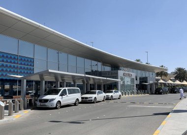 Abu Dhabi, Arap Emirlikleri, Mart, 19, arabalar 3 terminal Uluslararası Havaalanı içinde city Abu Dhabi, Birleşik Arap Emirlikleri yakınındaki Park
