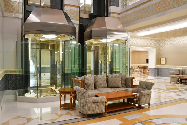 阿拉伯联合酋长国阿布扎比 2019年3月19日 阿拉伯联合酋长国阿布扎比市 Qasr Watan 国家宫大厅的玻璃电梯 — 图库照片