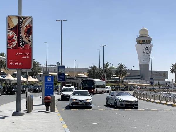 Abu Dhabi, Arap Emirlikleri, Mart, 19, arabalar 3 terminal Uluslararası Havaalanı içinde city Abu Dhabi, Birleşik Arap Emirlikleri yakınındaki Park