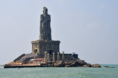 Cape Comorin (Kanyakumari), Hindistan, Batı Bengal (Tamil Nadu), Mart, 15, 2019. Kutsal şair Tiruvalluvar, parçası Vivekananda anıt heykeli