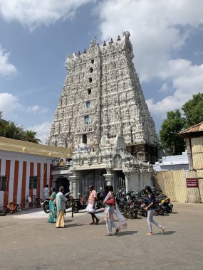 Suchindram, Hindistan, Batı Bengal (Tamil Nadu), Mart, 15, 2019. Tamil Nadu, Hindistan Suchindram tapınak yakınındaki insanlar