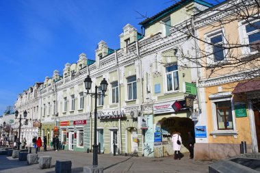 Vladivostok, Rusya Federasyonu, Ocak, 29,2019. Vladivostok tarihi merkezi güneşli havalarda kışın Amiral Fokin sokakta yürüyen insanlar