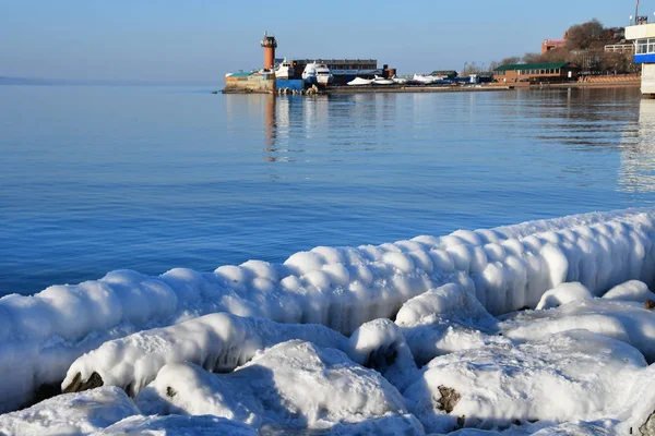 俄罗斯 符拉迪沃斯托克 阿穆尔湾在冬季附近的海滩 — 图库照片