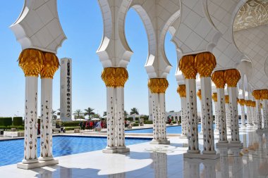 BAE 'de Abu Dabi 'deki Şeyh Zayed Camii 'nin Colonnade
