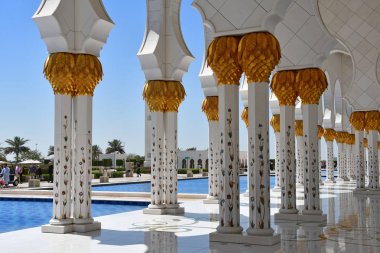 BAE 'de Abu Dabi 'deki Şeyh Zayed Camii 'nin Colonnade