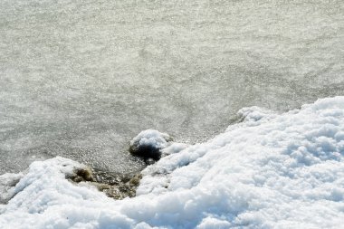 Vladivostok, Patrokl Bay kış. Buz kaplı plaj ve su küçük çamur sınırı