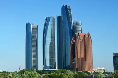 Abu Dhabi, Birleşik Arap Emirlikleri, Mart, 19, 2019. Güneşli bir gün içinde Abu Dabi gökdelenler