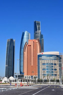 Abu Dhabi, Birleşik Arap Emirlikleri, Mart, 19, 2019. Güneşli bir gün içinde Abu Dabi gökdelenler