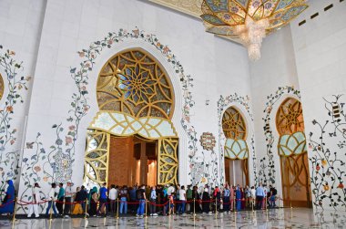 Abu Dhabi, Birleşik Arap Emirlikleri - Mart, 19, 2019: İnsanlar içinde bir çiçek Şeyh Zayed camide şeklinde güzel avize 