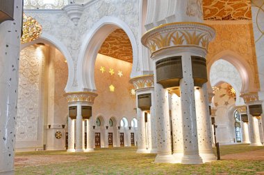 Abu Dhabi, Birleşik Arap Emirlikleri - Mart, 19, 2019: Güzel Sheikh Zayed Camii içinde dünyada altı en büyük camilerinden, cami resmi olarak 2007 yılında açıldı
