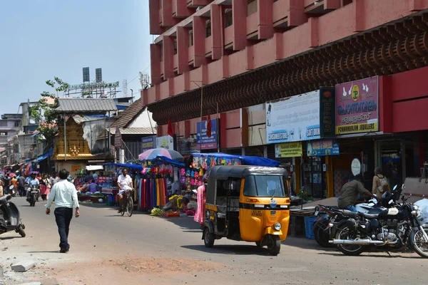 トリヴァンドラム Tiruvaantapura 州ケララ インド 2019 インドのトリバンドラム ケララ州の歴史的中心部を歩いている人々 — ストック写真