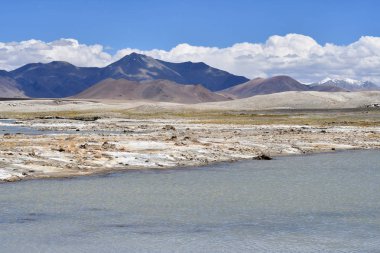 Tibet, Çin Yakra köyü yakınındaki güçlü tuzlu göl Ruldan (Nak)