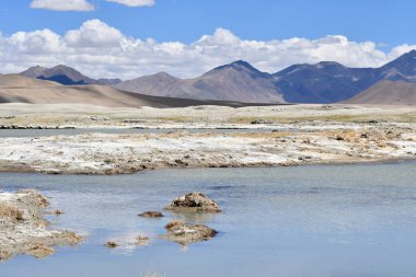 Tibet, Çin Yakra köyü yakınındaki güçlü tuzlu göl Ruldan (Nak)