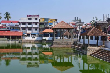 Trivandrum (Thiruvananthapuram), devlet Kerala, Hindistan, Mart, 12, 2019. Binaların önünde gölet