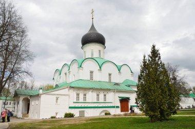 Alexandrov, Rusya, Mayıs, 02, 2014, Rus sahnesi: Aleksandrovskaya Sloboda 'da Troitsky Katedrali yakınlarında yürüyen Insanlar