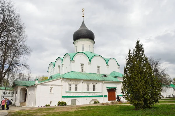 Alexandrov Russia May 2014 Russian Scene People Walking Troitsky Cathedral — 图库照片