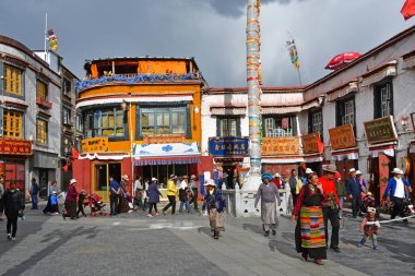Tibet, Lhasa, Çin, 02 Haziran 2018. İnsanlar bulutlu havalarda bir yaz gününde antik Barkhor sokak boyunca yürümek