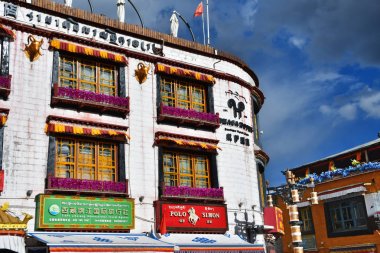Tibet, Lhasa, Çin, Haziran, 02, 2018.Lhasa, Tibet, Çin'de Barkhor caddesindeki binaların tipik mimarisi