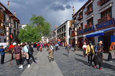 Tibet, Lhasa, Çin, 02 Haziran 2018. İnsanlar bulutlu havalarda bir yaz gününde antik Barkhor sokak boyunca yürümek