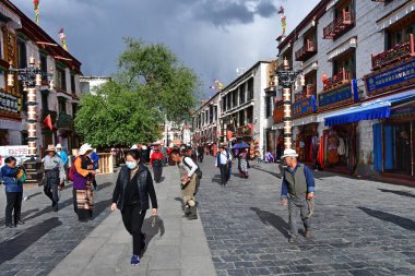 Tibet, Lhasa, Çin, 02 Haziran 2018. İnsanlar bulutlu havalarda bir yaz gününde antik Barkhor sokak boyunca yürümek