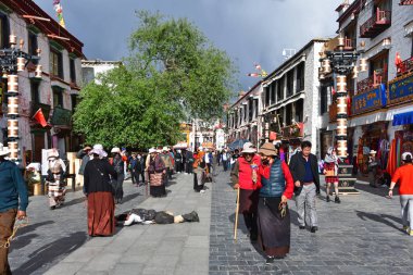 Tibet, Lhasa, Çin, 02 Haziran 2018. İnsanlar bulutlu havalarda bir yaz gününde antik Barkhor sokak boyunca yürümek
