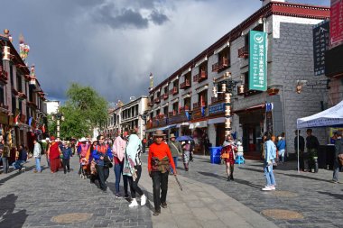 Tibet, Lhasa, Çin, 02 Haziran 2018. İnsanlar bulutlu havalarda bir yaz gününde antik Barkhor sokak boyunca yürümek