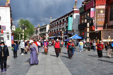 Tibet, Lhasa, Çin, 02 Haziran 2018. İnsanlar bulutlu havalarda bir yaz gününde antik Barkhor sokak boyunca yürümek